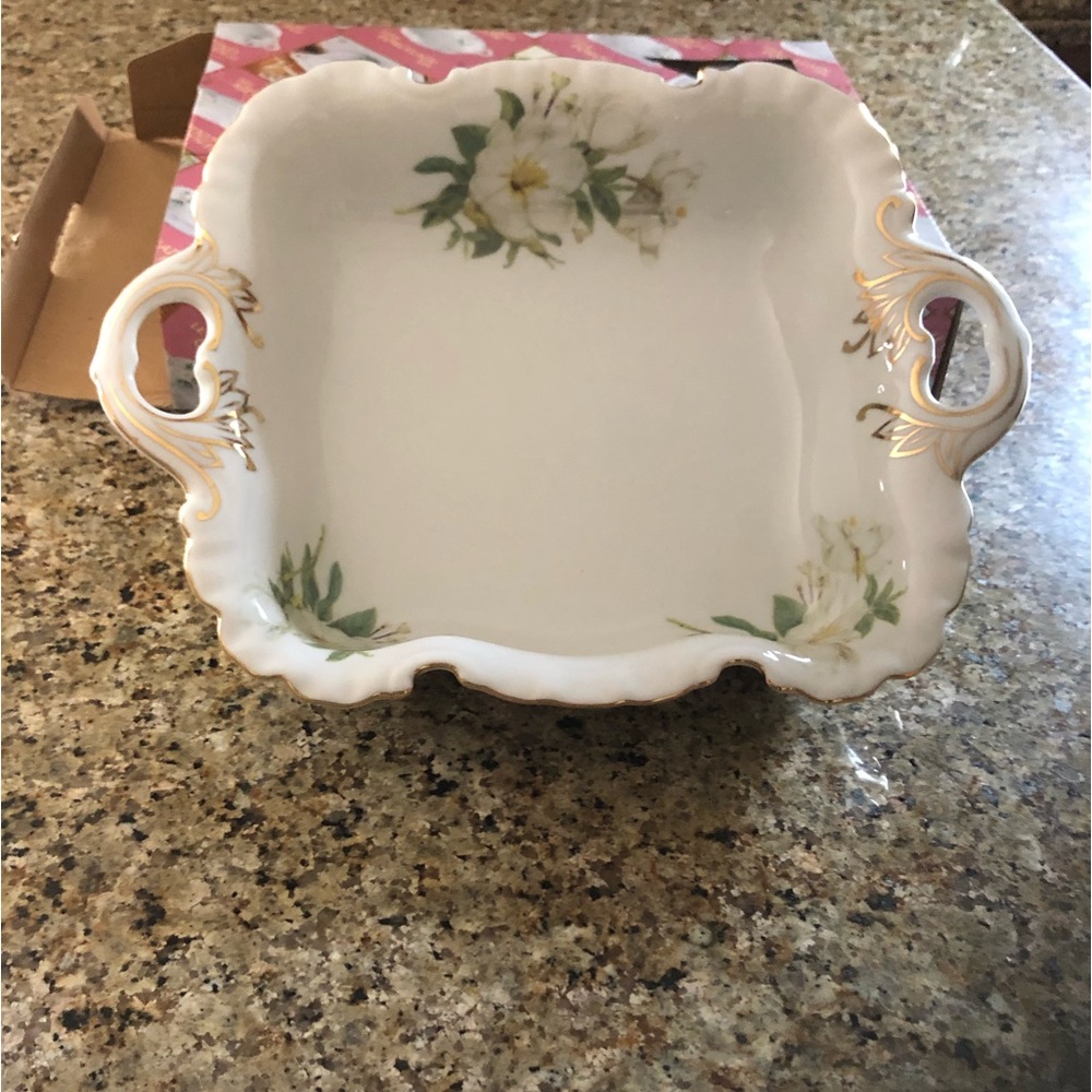 ⬇️Price Dropped ⬇️NWT floral with handles square serving bowl